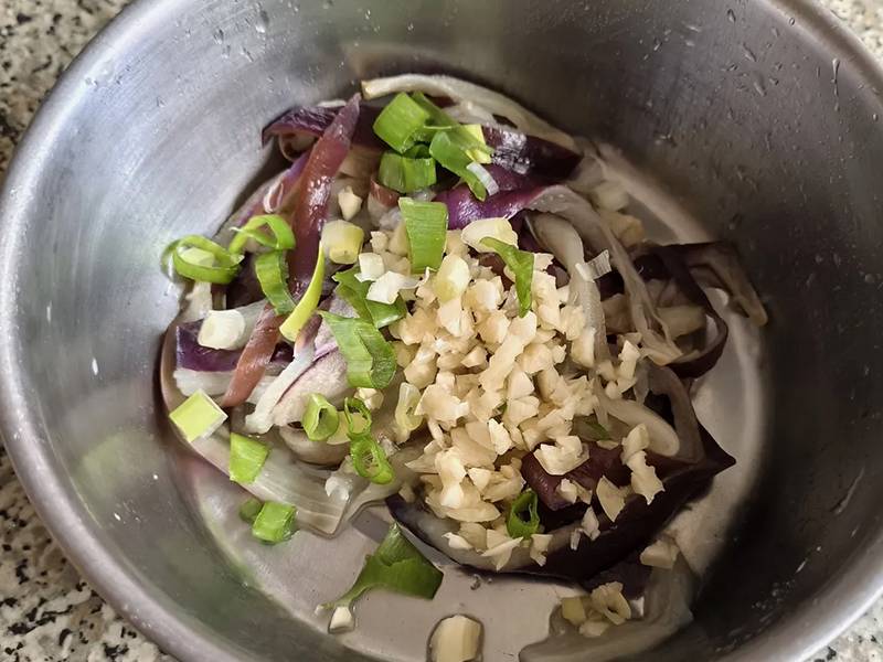 Studený šalát z trhaného baklažánu krok 4