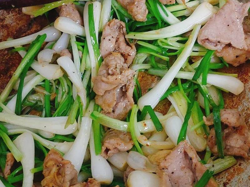 Hovädzie mäso restované s čerstvou cibuľkou krok 8