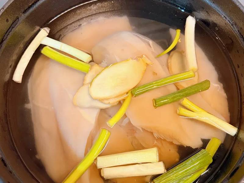 Trhané kuracie mäso s chrumkavou uhorkou krok 1