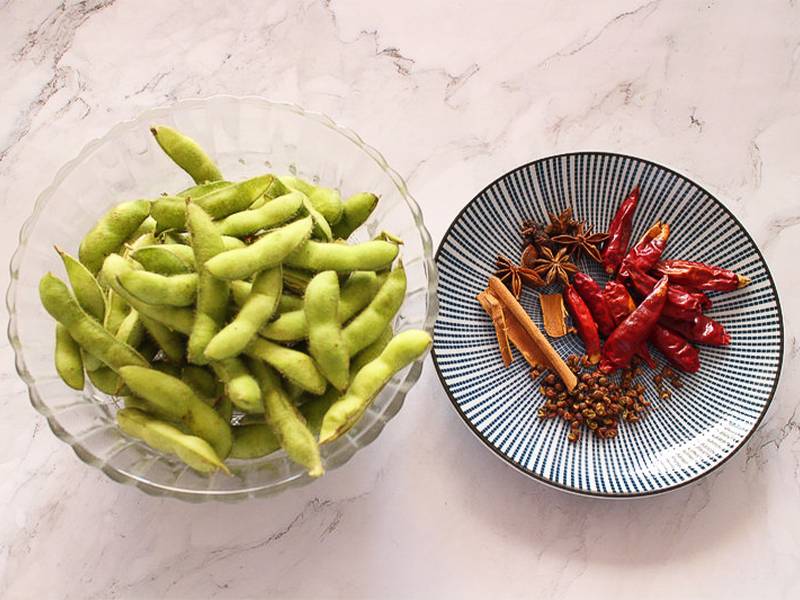 Solené edamame vo varenej slanej vode 1