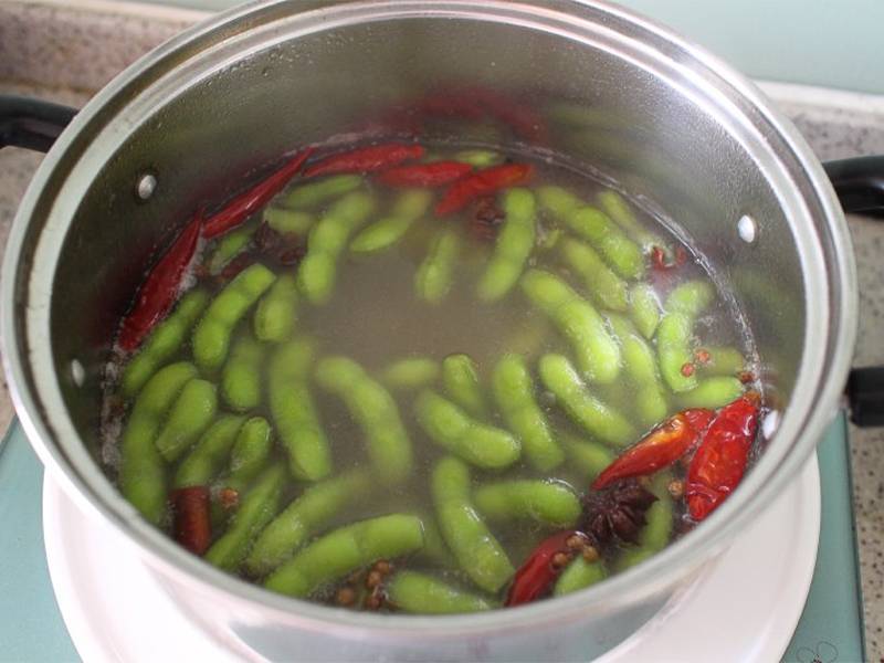 Solené edamame vo varenej slanej vode 5