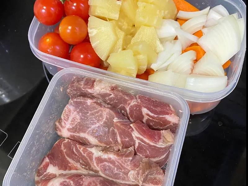 Šťavnaté zapekané bravčové rezne s ryžou a ananásom krok 1