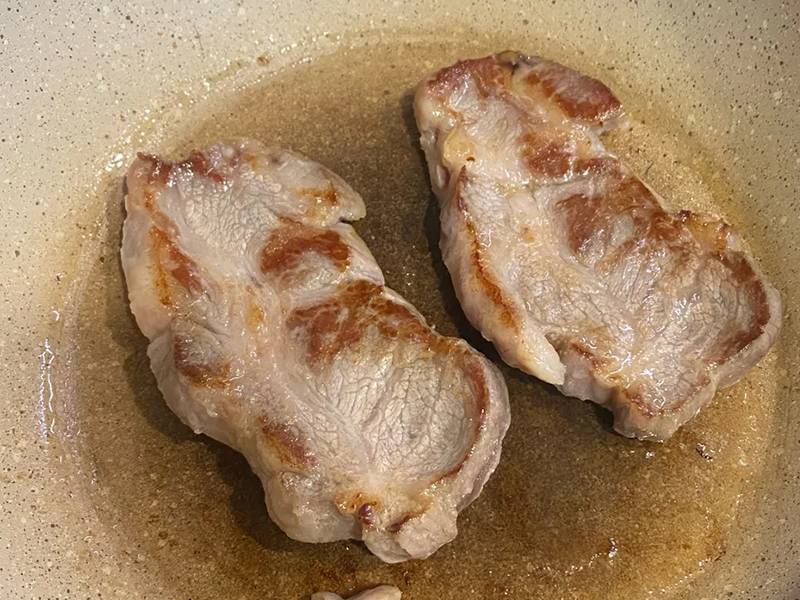 Šťavnaté zapekané bravčové rezne s ryžou a ananásom krok 2