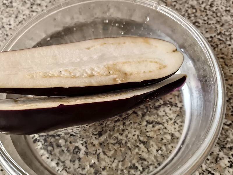 Studený šalát z trhaného baklažánu krok 2