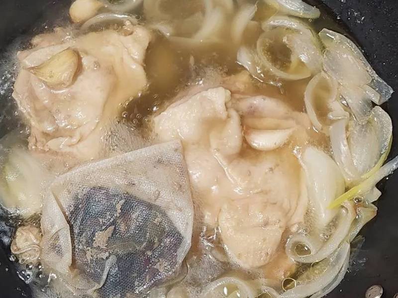 Recept na tradičnú vietnamskú kuraciu polievku krok 5