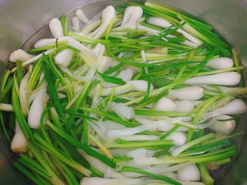 Hovädzie mäso restované s čerstvou cibuľkou krok 1