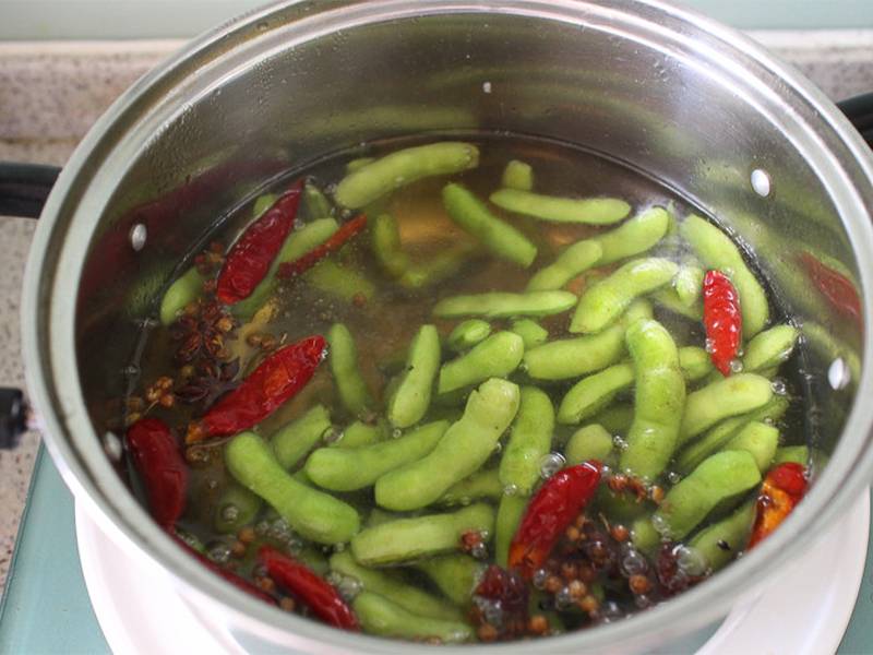 Solené edamame vo varenej slanej vode 4