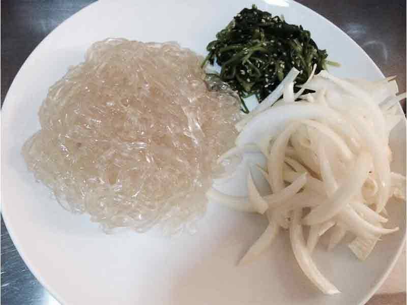 Kórejský miešaný zeleninový šalát (Japchae)