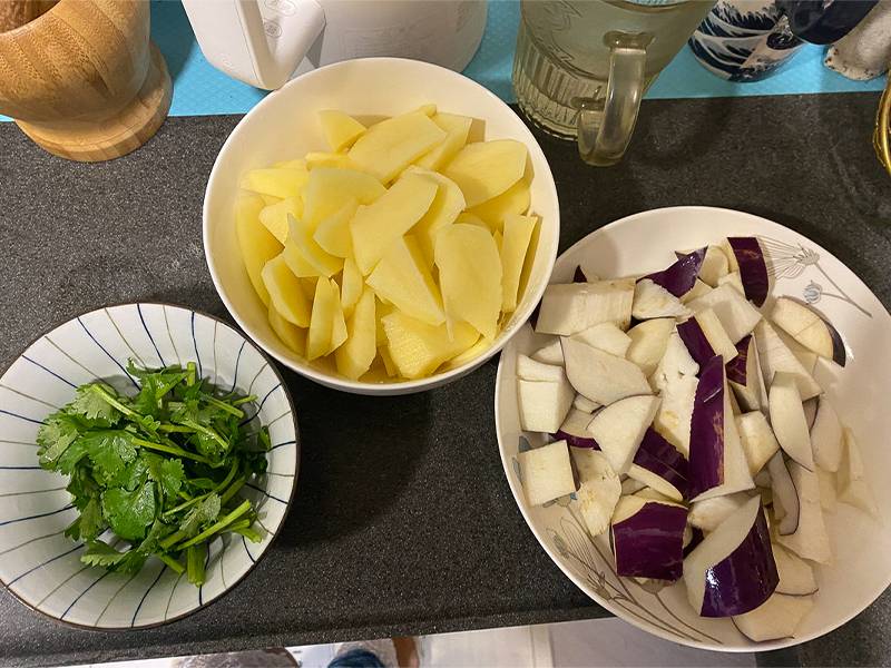 Indické zemiaky s baklažánom krok 1