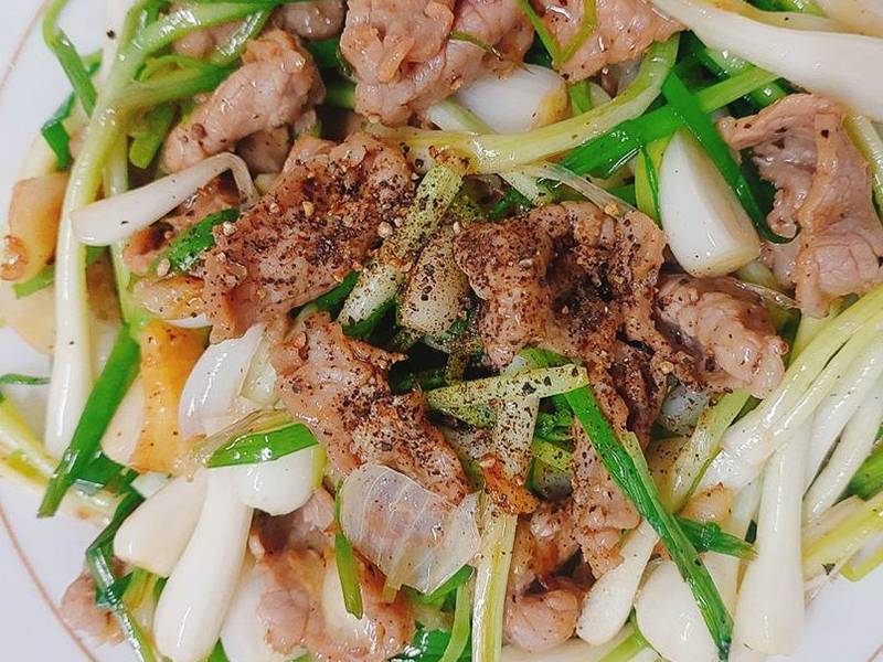 Hovädzie mäso restované s čerstvou cibuľkou krok 9