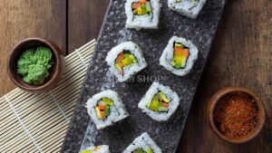 Sushi rolky - obľúbené ázijské jedlo s čerstvou rybou a zeleninou